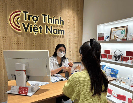 Hình ảnh chuyên gia đang tư vấn máy trợ thính cho khách hàng tại Trợ Thính Việt Nam